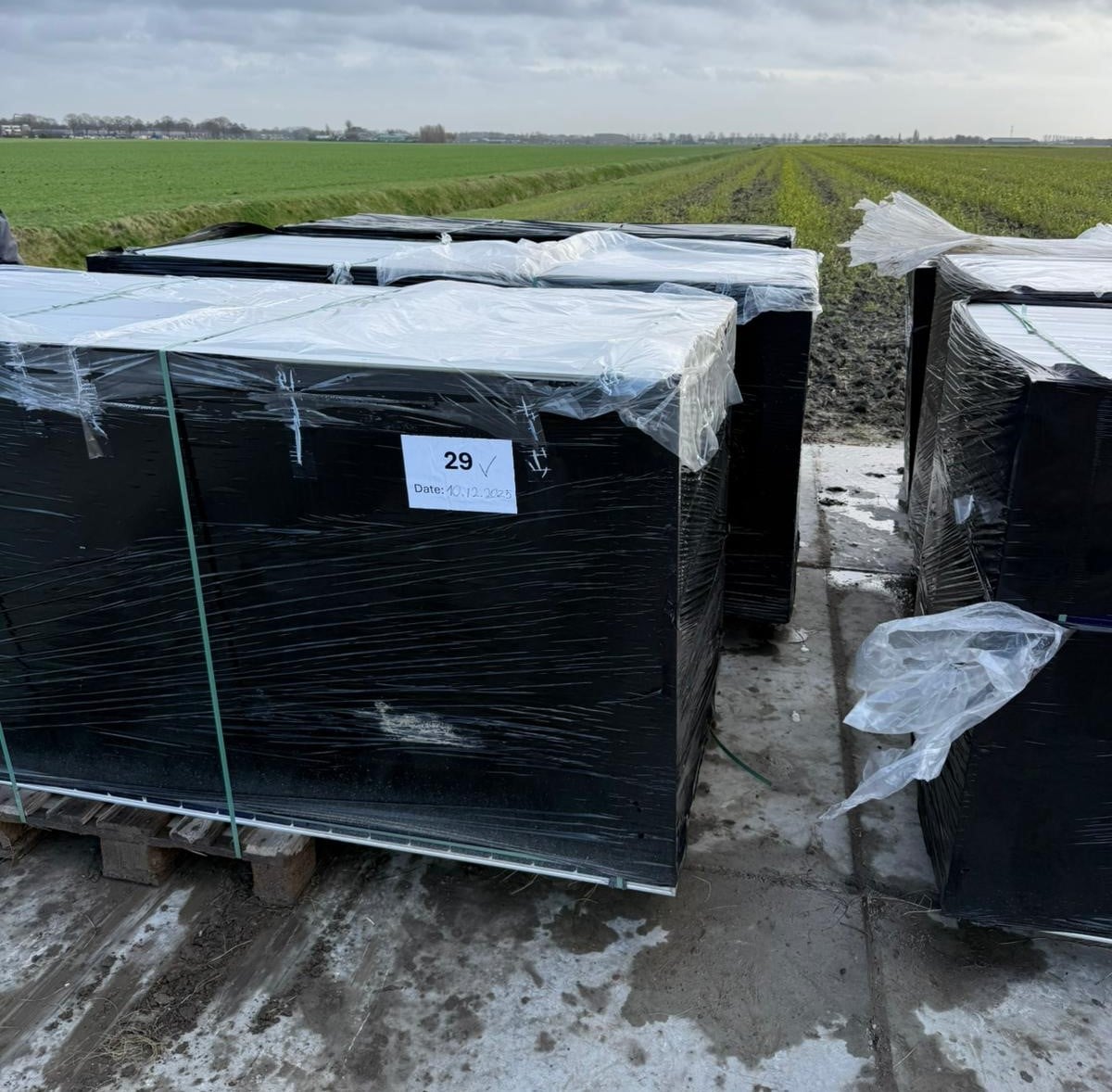 الألواح المزالة من المحطة الشمسية في مطار أمستردام 