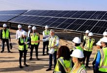 Photo of الإمارات تسلم محطتي طاقة شمسية لليمن: "تعملان بكامل طاقتهما"