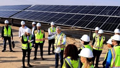 Photo of الإمارات تسلم محطتي طاقة شمسية لليمن: "تعملان بكامل طاقتهما"