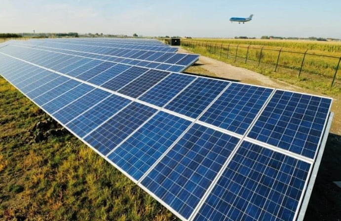 طيارة تهبط قرب ألواح شمسية 