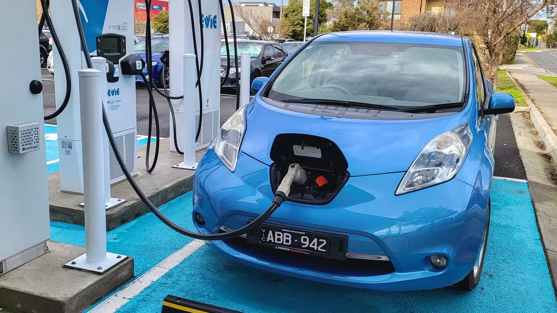 سيارة كهربائية في نقطة شحن