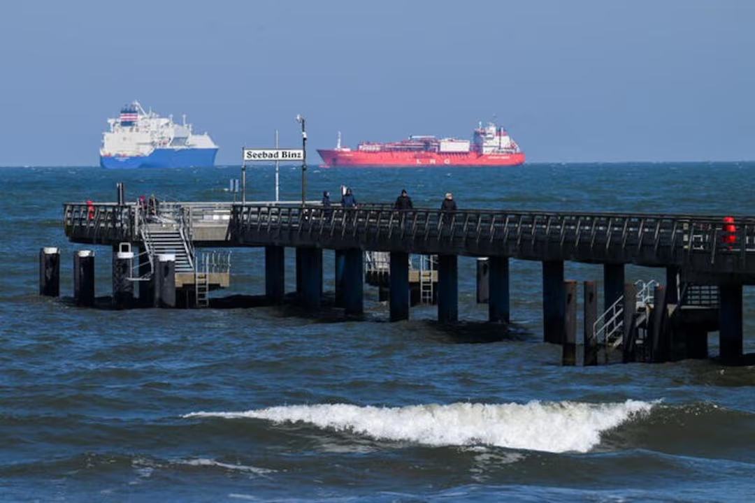 ناقلات الغاز المسال بالقرب من ميناء بينز في ألمانيا