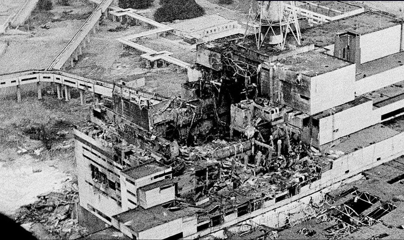 جانب من الدمار الذي لحق بمفاعل تشيرنوبل في عام 1986