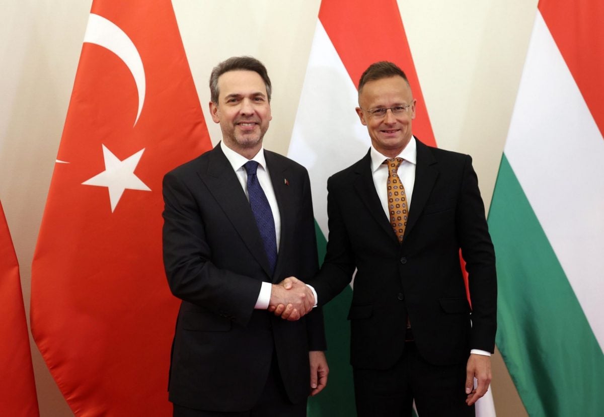 جانب من مباحثات وزير الطاقة التركي مع وزير الخارجية والتجارة المجري