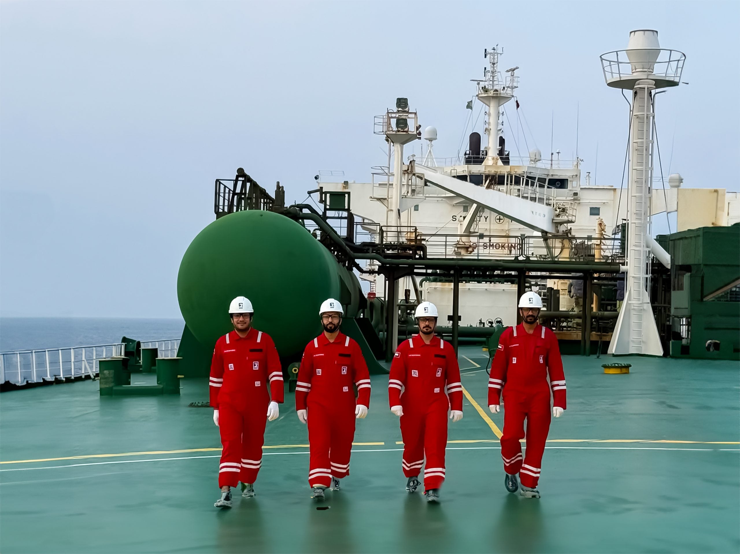 فريق عمل تابع لأدنوك للإمداد والخدمات على متن سفينة بحرية 