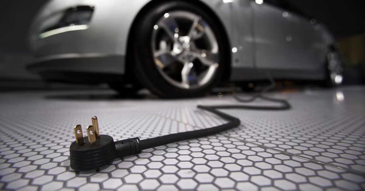 قابس لشحن سيارة شيفروليه فولت الكهربائية