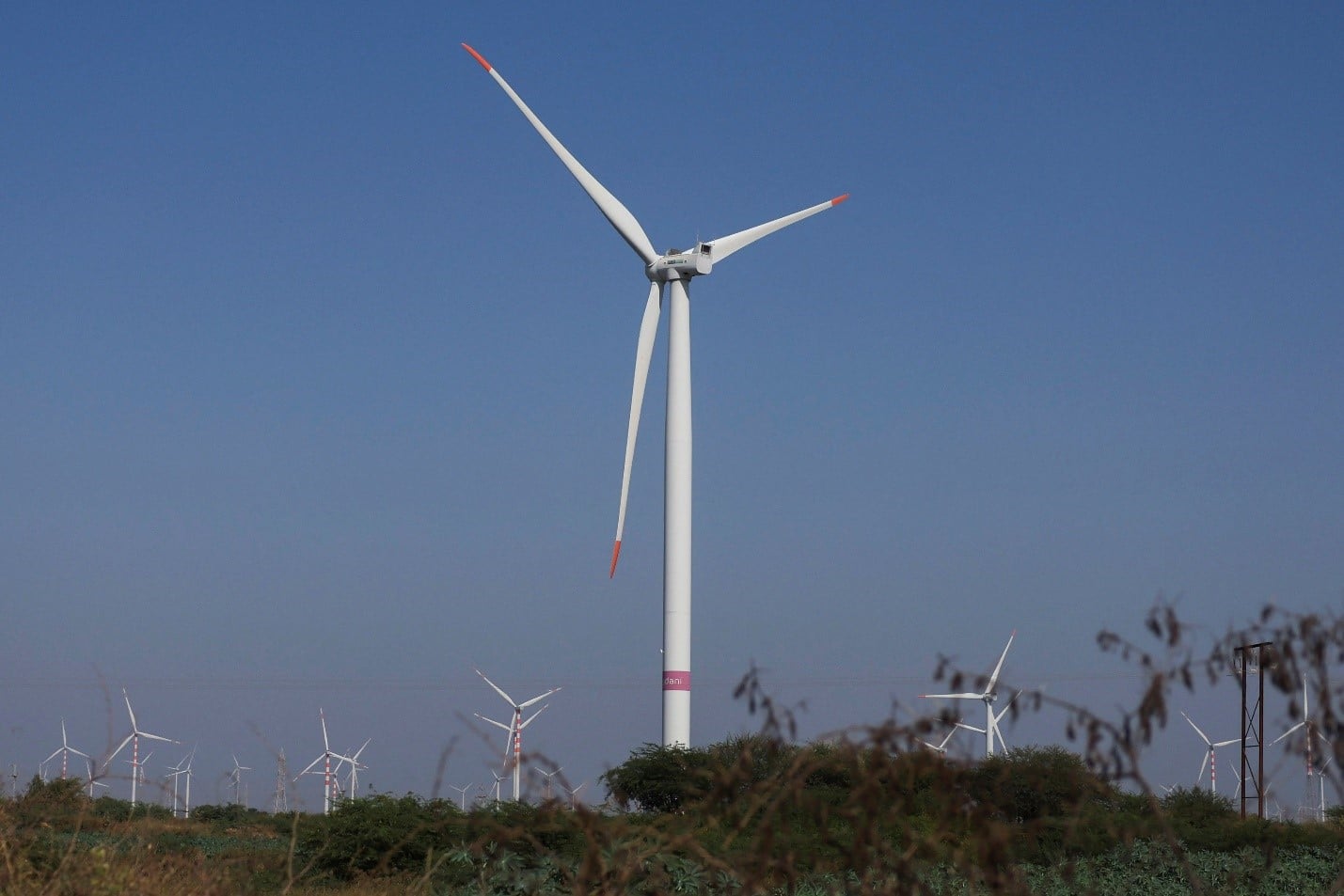مزرعة طاقة الرياح التابعة لشركة أداني غرين إنرجي في ولاية غوجارات الغربية بالهند