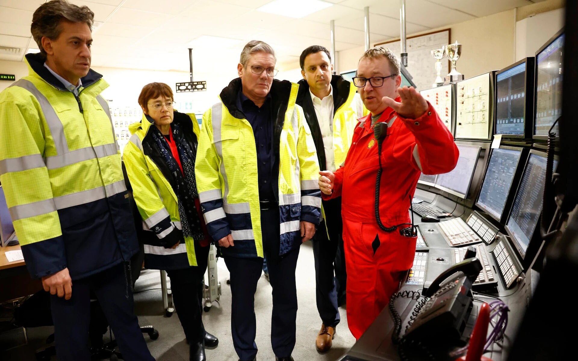 رئيس الوزراء كير ستارمر ووزير الطاقة إد ميليباند، وزعيم حزب العمال الإسكتلندي أنس سروار في غرفة التحكم بمحطة غاز سانت فيرغوس في بيترهيد