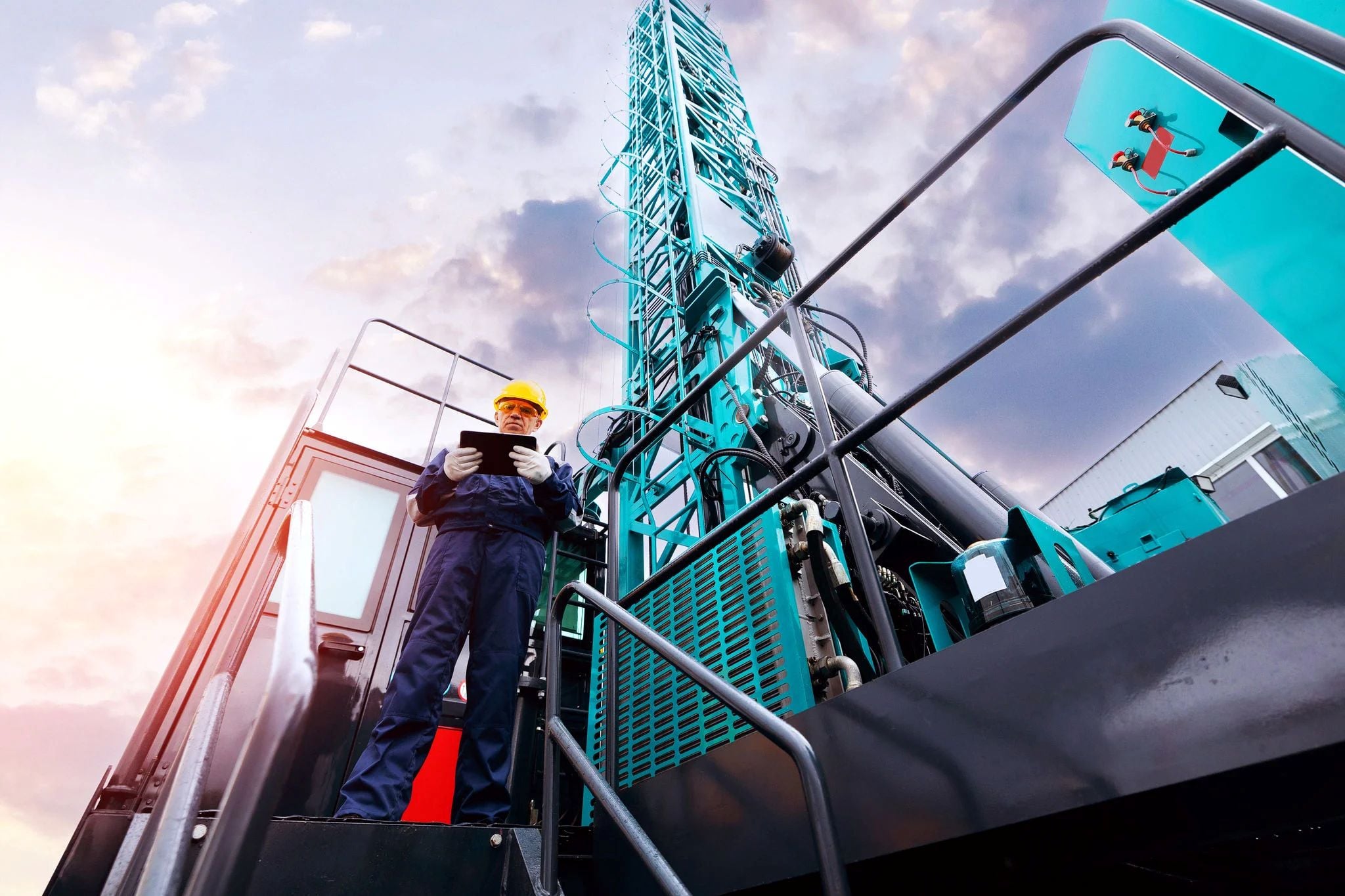 عامل داخل منشأة يستعين بالتحول الرقمي في قطاع النفط والغاز