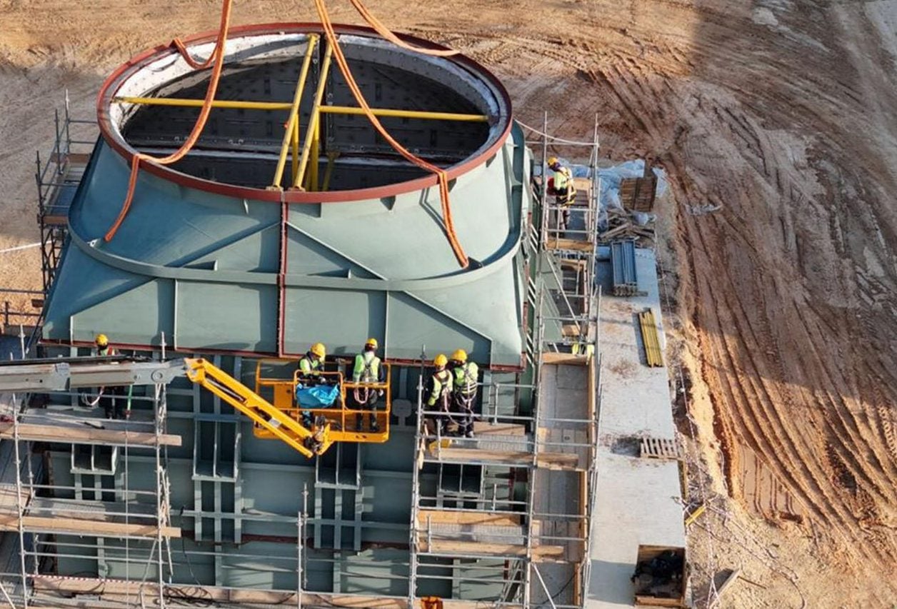 جانب من عمليات الإنشاء في محطة كهرباء جنوب طرابلس