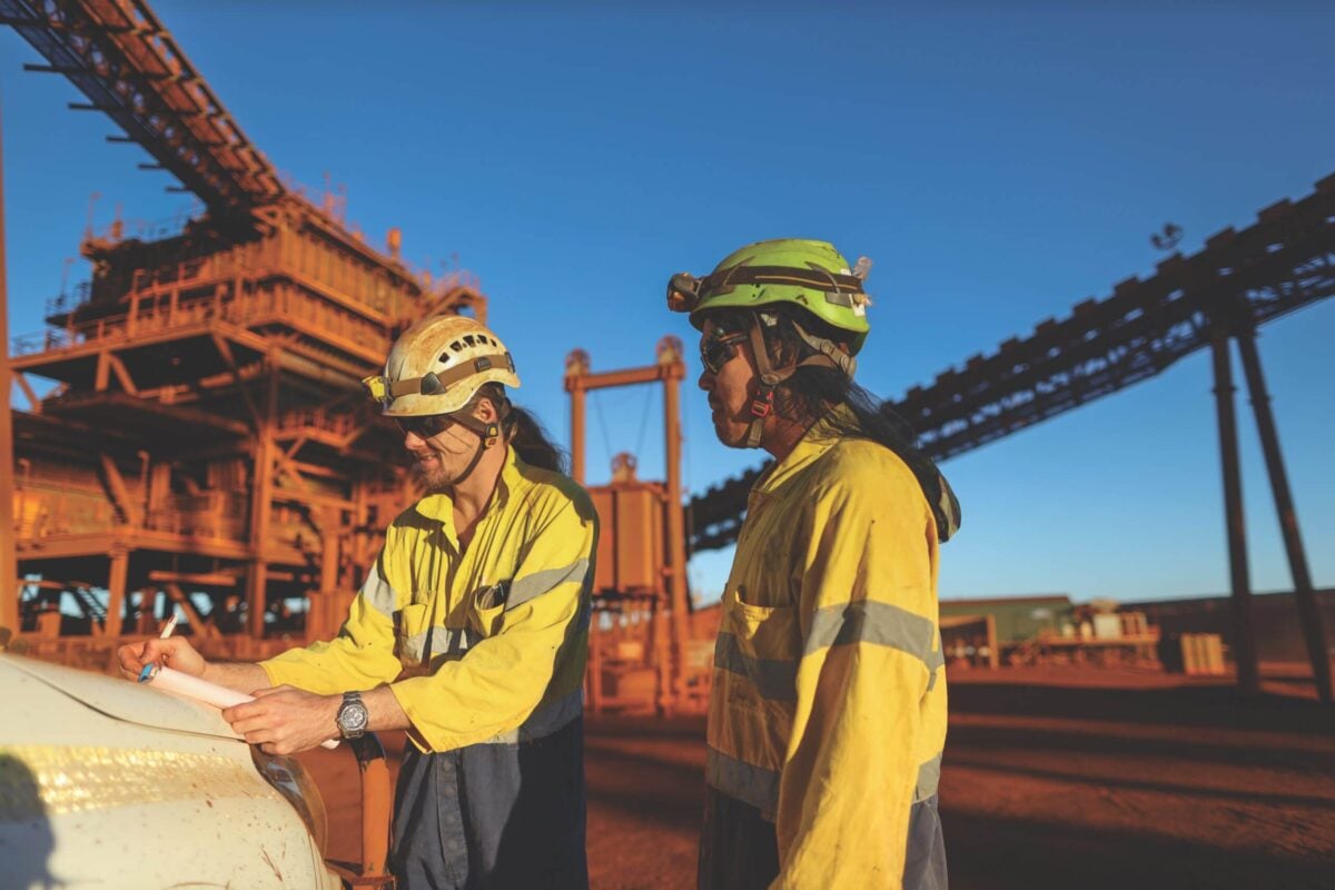 مهندسون يتابعون مشروعات إنتاج الفحم في أستراليا