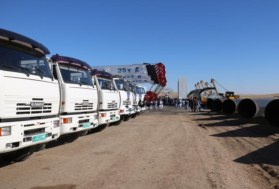 معدات بناء خط أنابيب غاز تابي في ولاية هِرات بأفغانستان