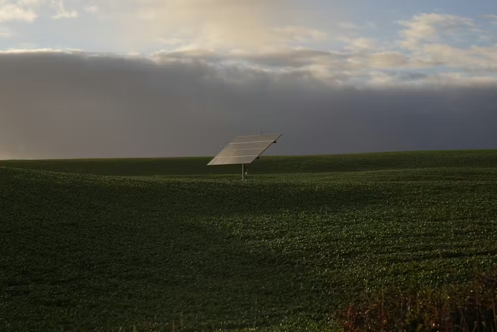 لوح طاقة شمسية في أرض زراعية خارج قرية ريديكفيل بمقاطعة أونتاريو