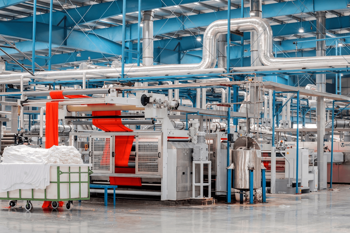 ماكينات داخل مصنع