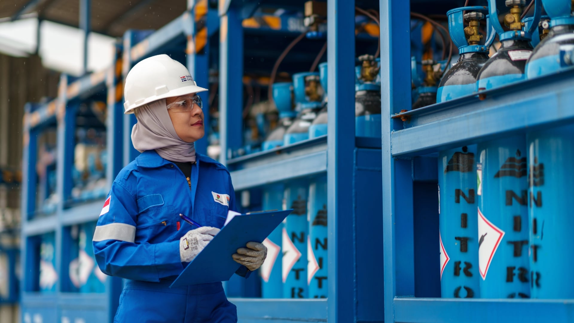 عاملة تباشر عملها في أحد مواقع هاربور إنرجي