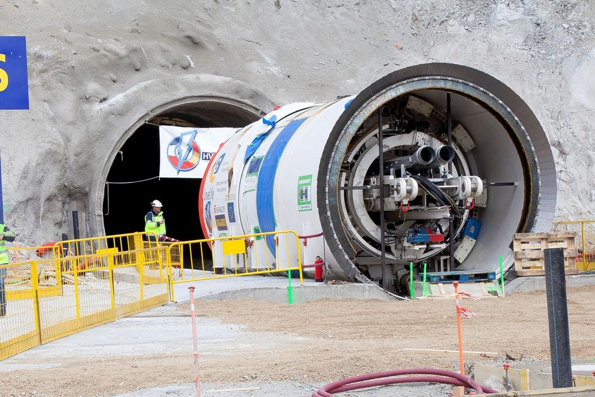 جانب من عمليات تطوير خطوط الربط الكهربائي في أوروبا