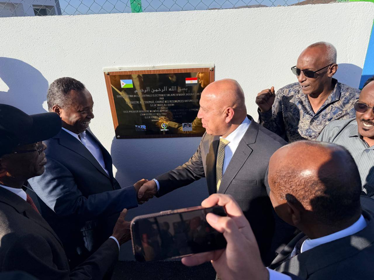 جانب من افتتاح وزير الصناعة والنقل المصري لمشروع الطاقة الشمسية في جيبوتي