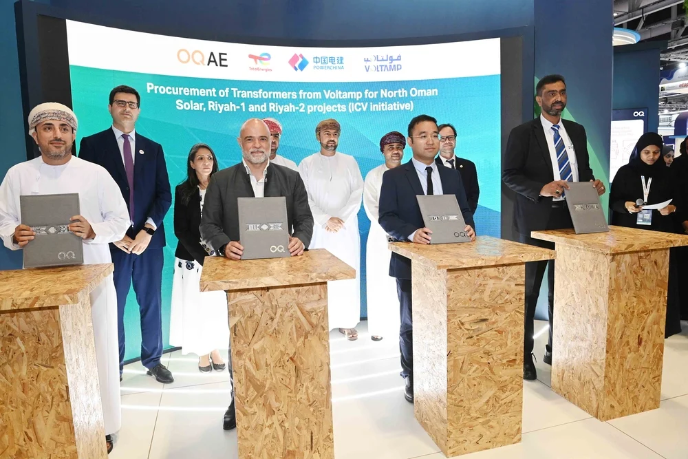 جانب من توقيع الاتفاقيات