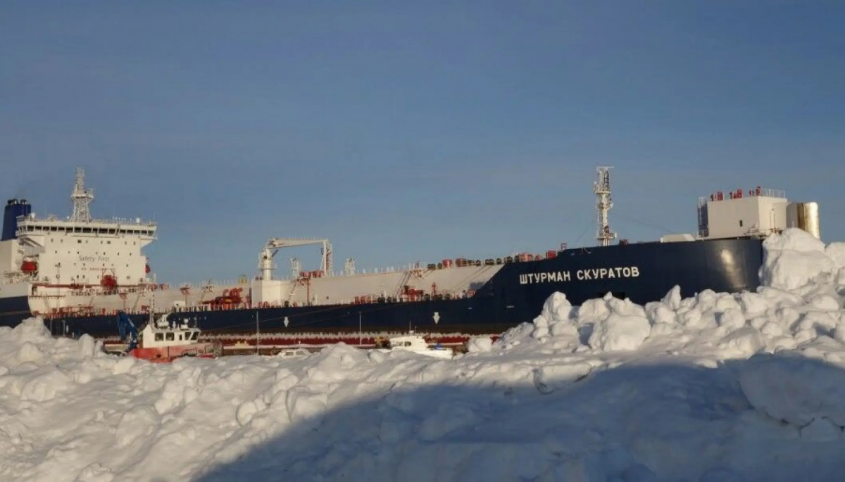 الناقلة (شتورمان سكوراتوف) تنقل النفط الروسي من القطب الشمالي