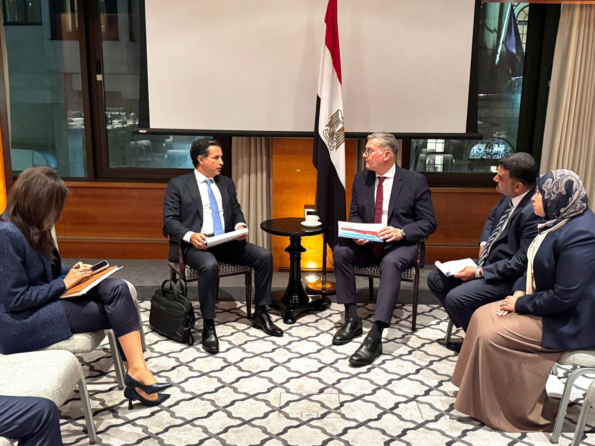 جانب من مباحثات وزير البترول مع شركات التعدين في لندن