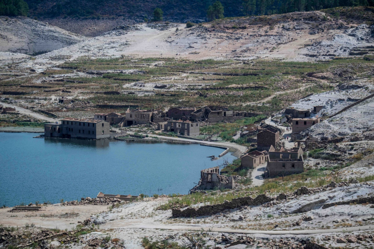 انخفاض منسوب المياه في خزان ليندوسو يشمال غرب إسبانيا 