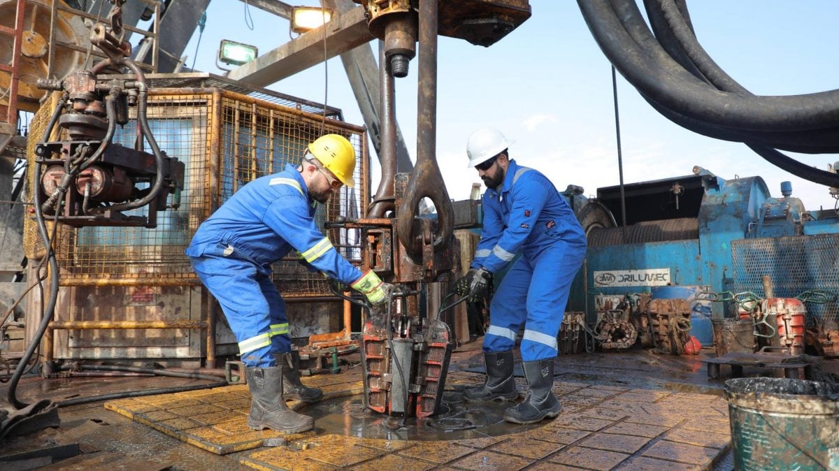 جانب من عمليات تشغيل أكبر منصة حفر في العراق داخل حقل مجنون