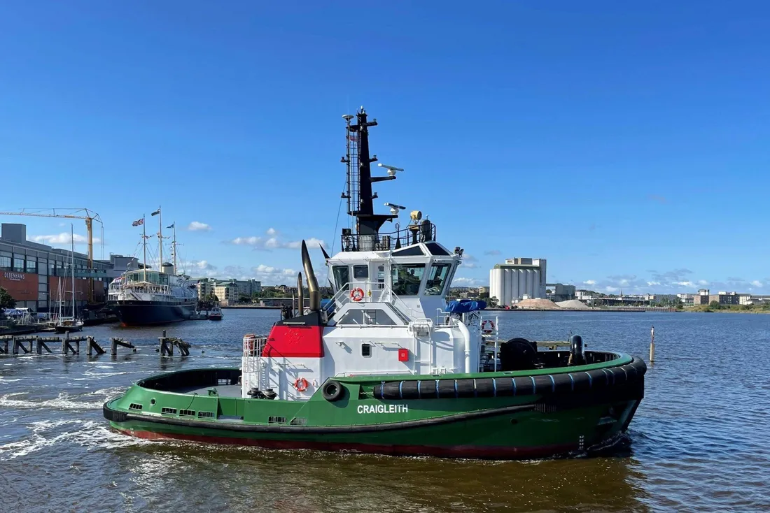 قاطرة بحرية في ميناء ليث بمدينة إدنبرة الإسكتلنددية