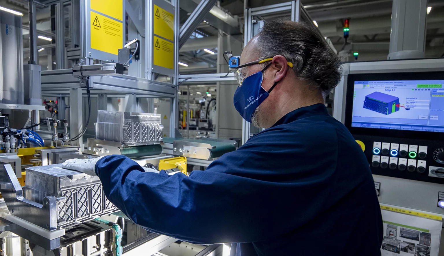 عامل داخل مصنع يعتمد على كهربة قطاع الصناعة الأميركي