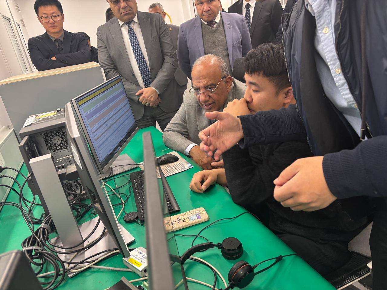 جانب من جولة وزير الكهرباء المصري