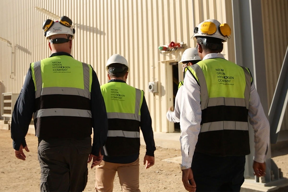 عمال بمشروع نيوم للهيدروجين الأخضر