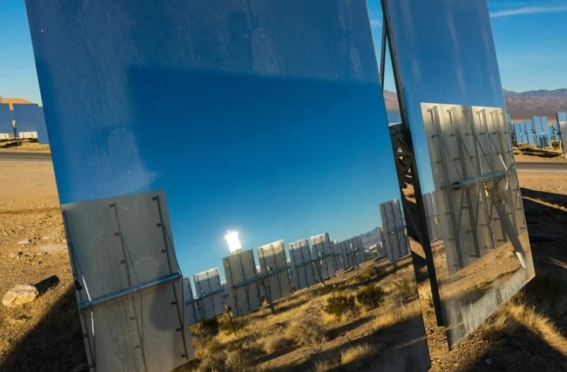 مرايا مشروع إيفانباه لأكبر محطة طاقة شمسية حرارية في أميركا