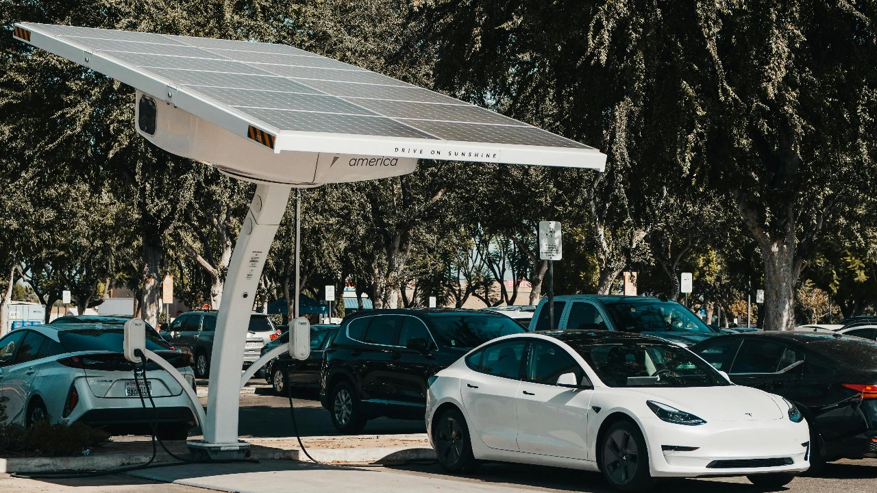 جانب من شحن سيارات كهربائية تدفع الطلب على الفضة