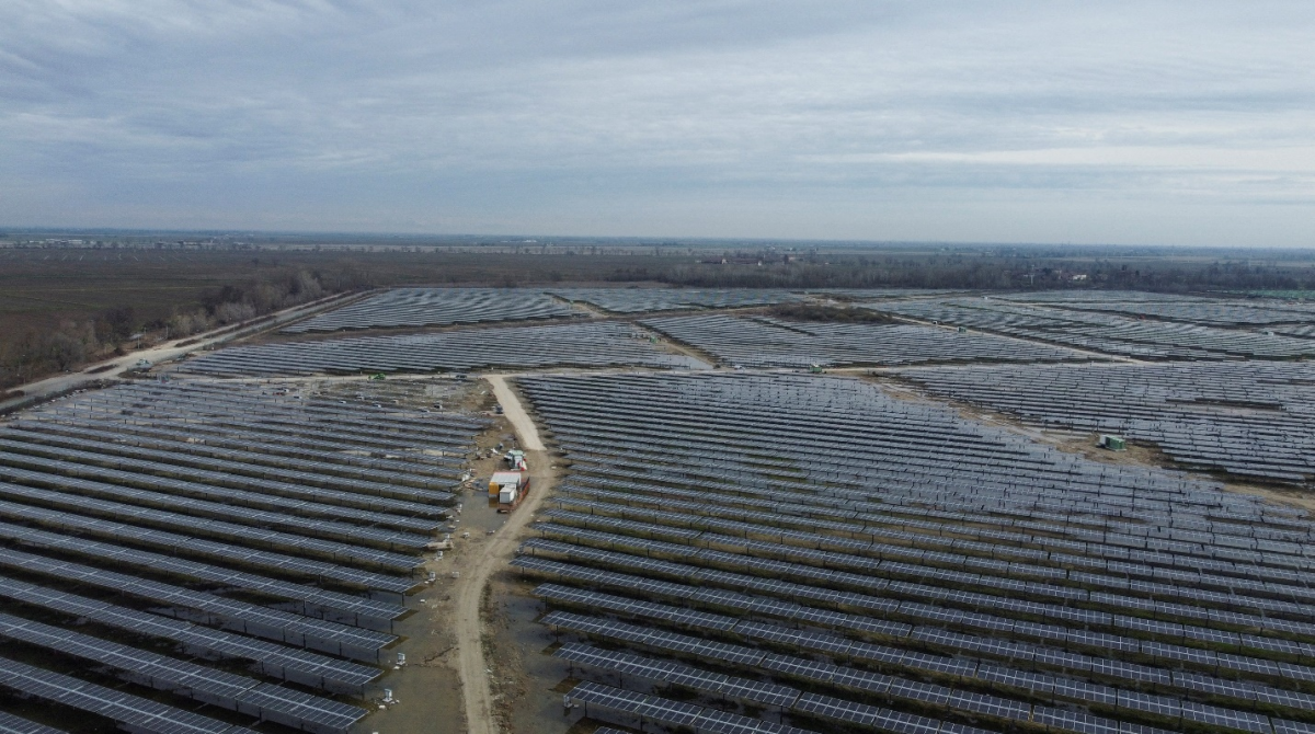 مجمع للألواح الشمسية في مدينة ترينو بإيطاليا 