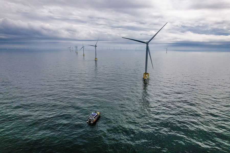 نظام شحن بالكهرباء في مزرعة رياح بحرية