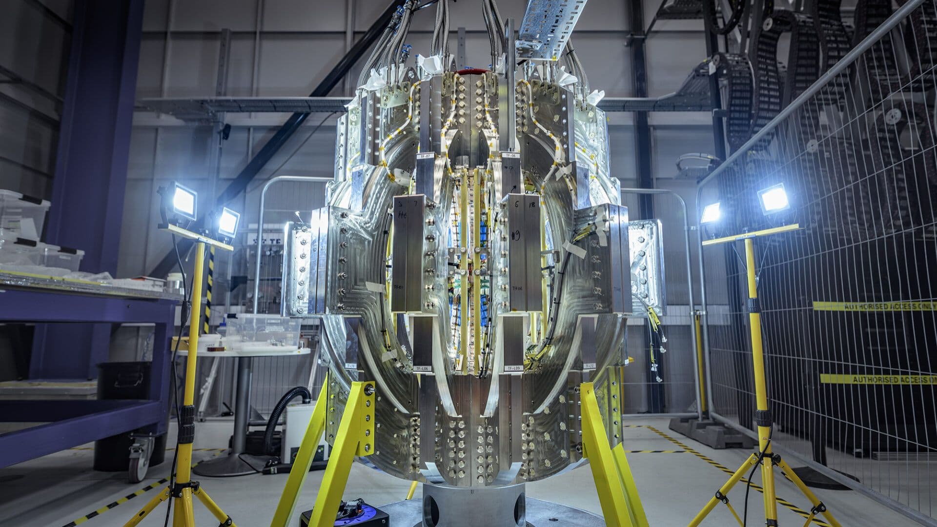 أول مغناطيس عملاق يمكن أن يستغل طاقة الاندماج النووي في العالم