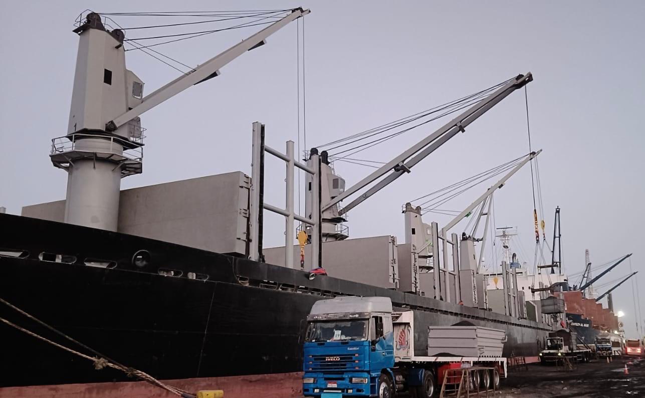 تصدير أول شحنة من فحم البترول المكلس- الصورة من وزارة قطاع الأعمال المصرية