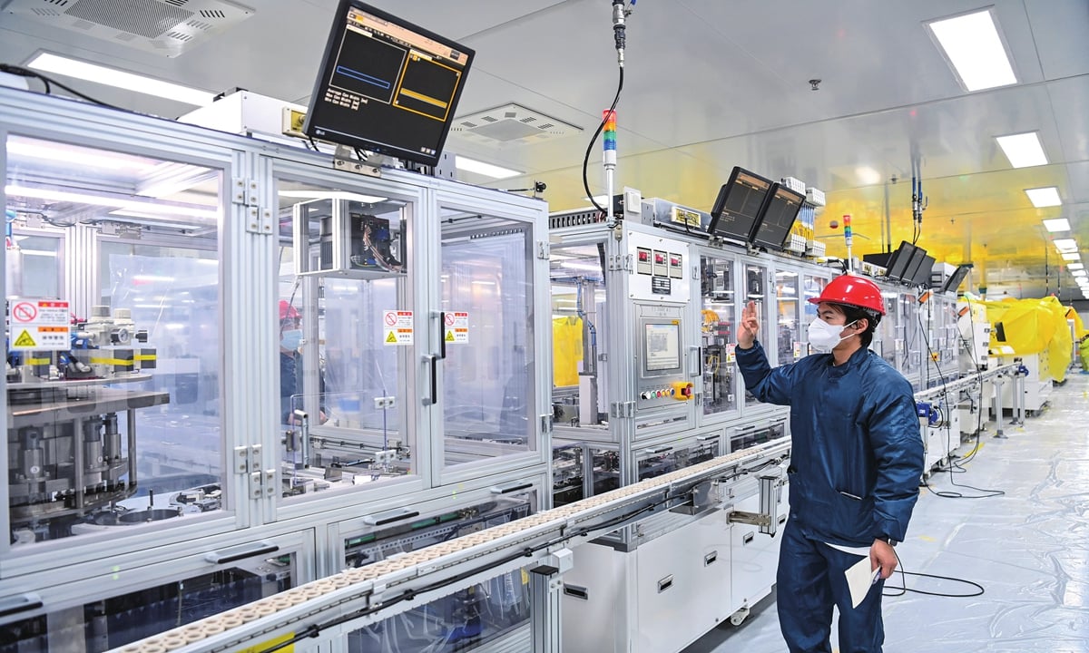 مصنع إنتاج يرفع أسعار بطاريات الليثيوم أيون