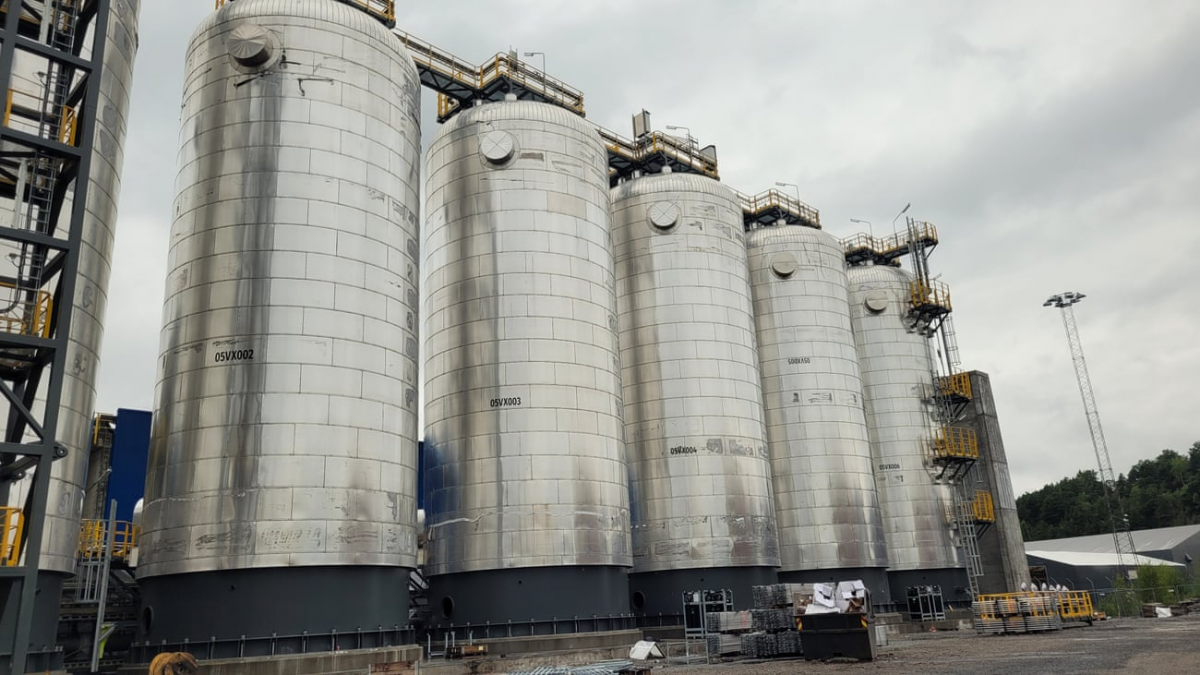 خزانات ثاني أكسيد الكربون في منشأة لاحتجاز الكربون وتخزينه في بلدة بريفيك بالنرويج 