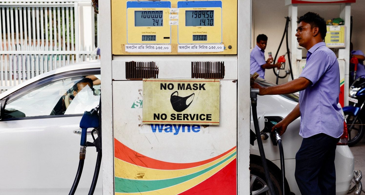 عامل في محطة وقود في ينغلاديش