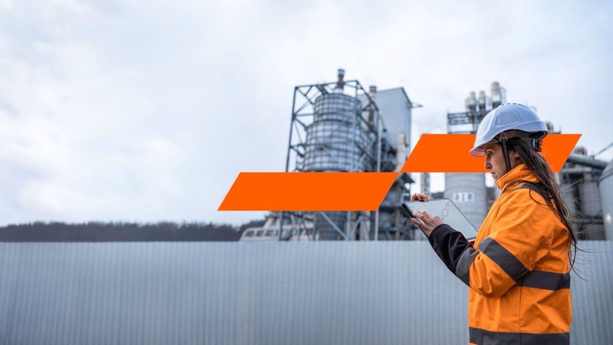 عاملة داخل منشأة تستعين بالتحول الرقمي في قطاع النفط والغاز