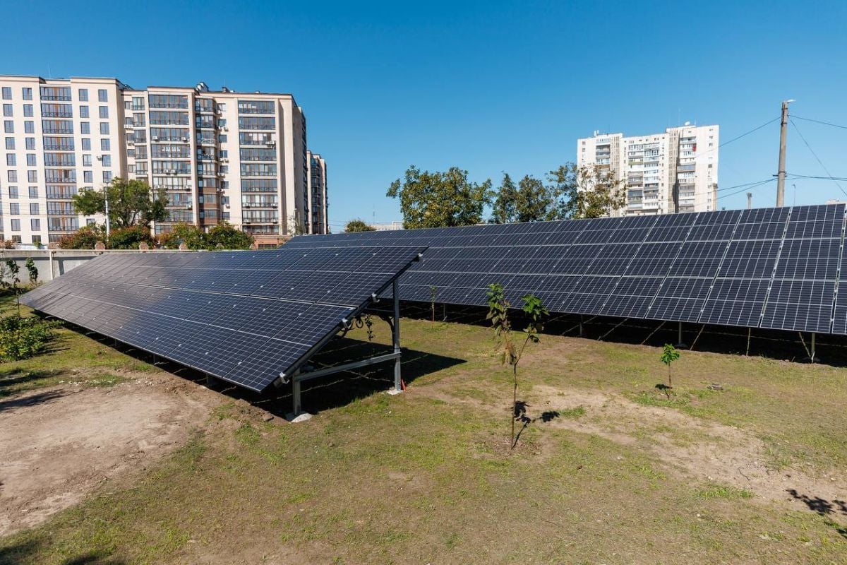 إحدى محطات الطاقة الشمسية الموزعة في أوكرانيا