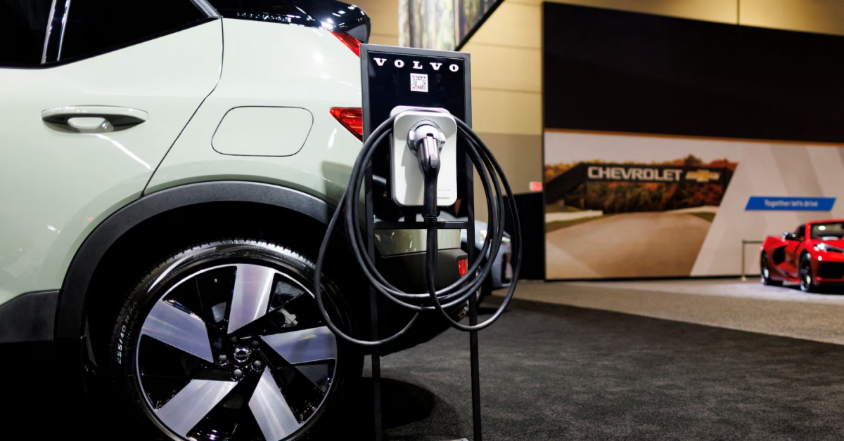 منفذ شحن سيارة فولفو كهربائية في مدينة تورنتو بكندا
