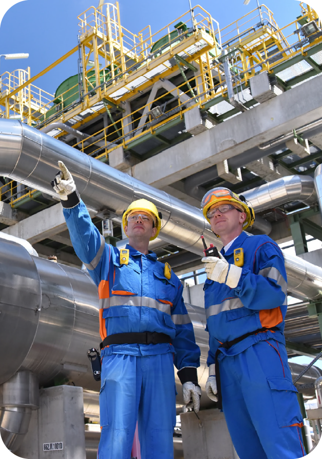 عمال بأحد مشروعات المصافي السعودية