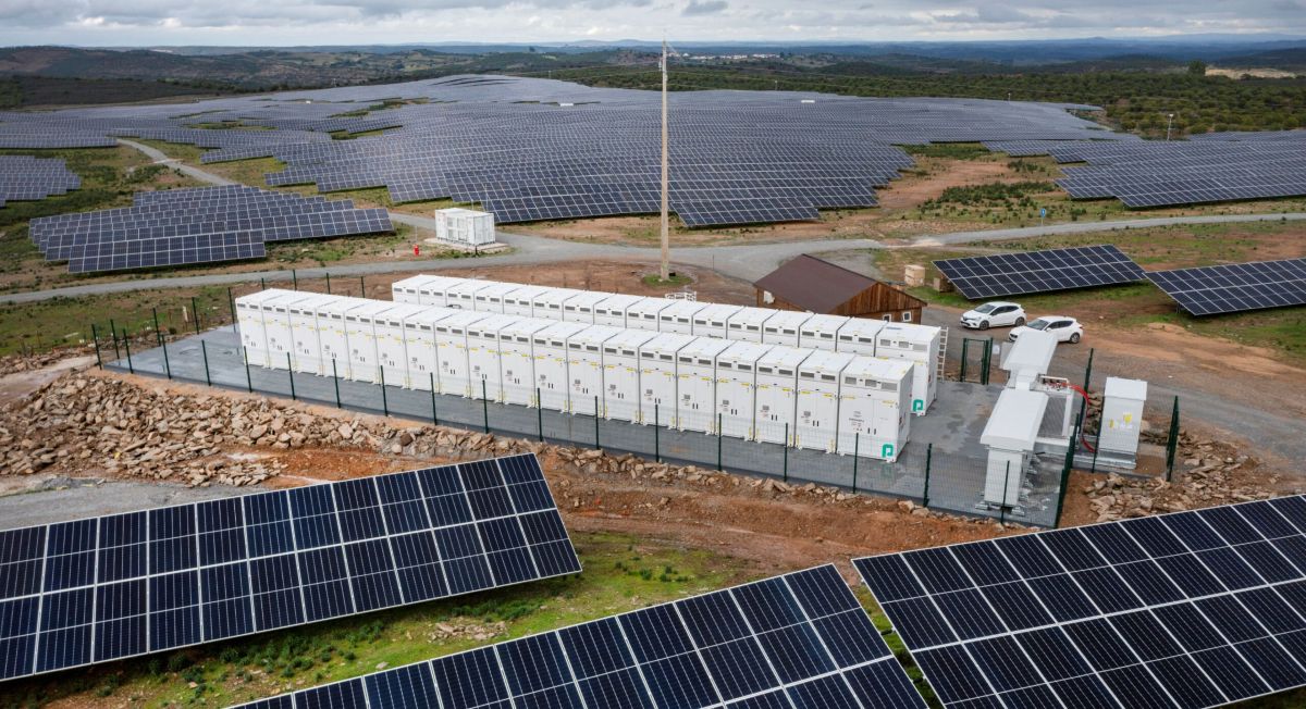 مشروع لبطاريات تخزين الكهرباء بجوار محطة شمسية