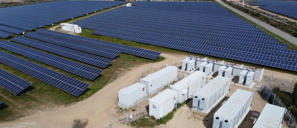 محطة أسميني لتخزين الكهرباء بالبطاريات في مدينة كالياري بإيطاليا