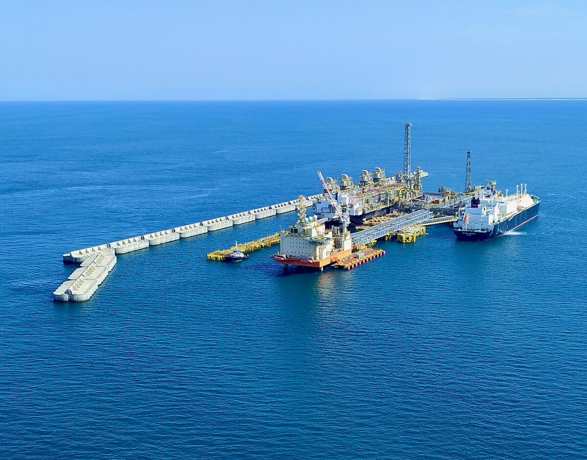 سفينة الغاز المسال العائمة في مشروع تورتو أحميم الكبير قبالة سواحل السنغال وموريتانيا 