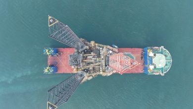 Photo of منصة حفر عملاقة تقطع رحلة بحرية لمدة شهرين.. أين تتجه؟