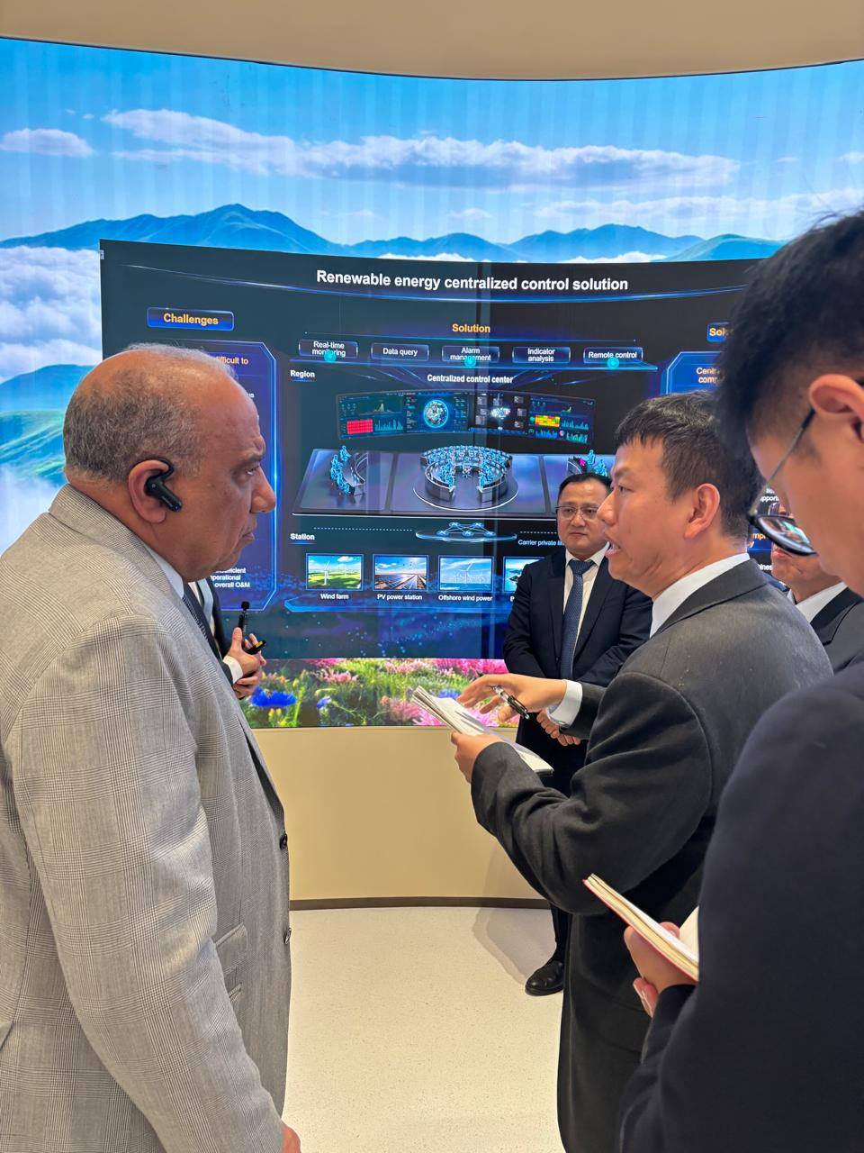 جانب من جولة وزير الكهرباء المصري