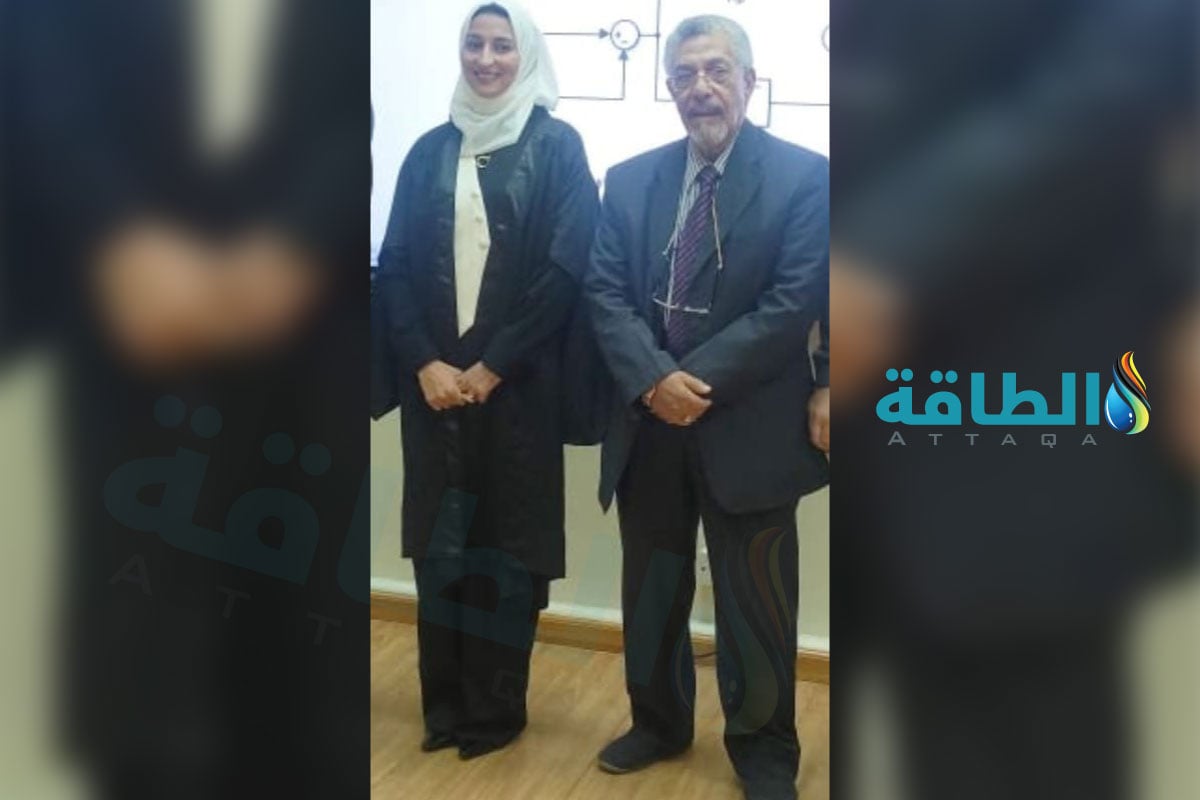 المهندسة نهى العزازي مع الدكتور محمد مؤنس المشرف على رسالتها عن المركبات الكهربائية