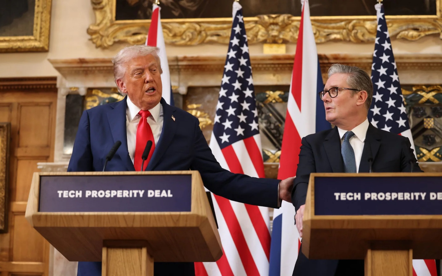 (من اليمين) رئيس الوزراء البريطاني والرئيس الأميركي